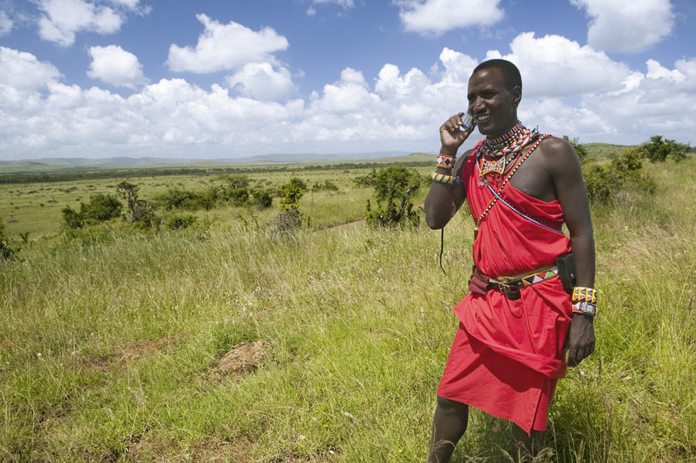 Masai-mann som snakker i mobilen